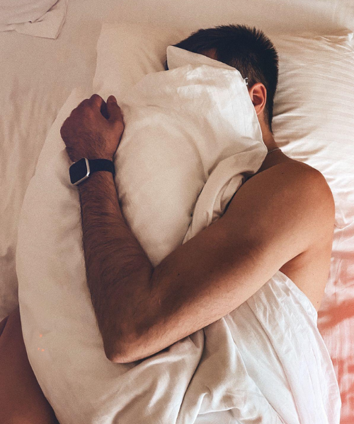 Man who made the switch to Sillo silk pillowcase  a cooling, breathable 22-Momme 6A grade mulberry silk pillowcase that regulates temperature, wicks away moisture, and keeps hot sleepers comfortably cool for deeper, more restful sleep.