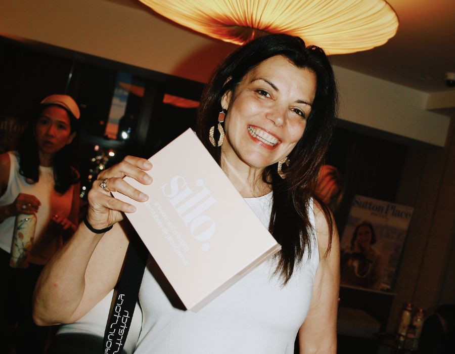 Sillo customer holding a Sillo silk pillowcase gift box for acne prone skin, sharing her story
