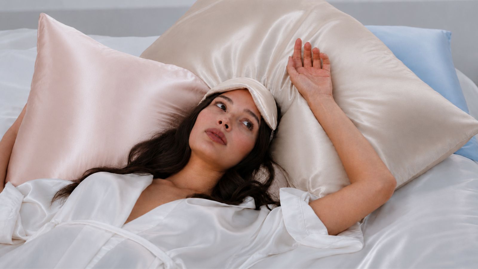 A women sleeping on Sillo silk pillowcase 22 momme mulberry silk for hot sleepers, anti acne , and curly frizz prone hair. 