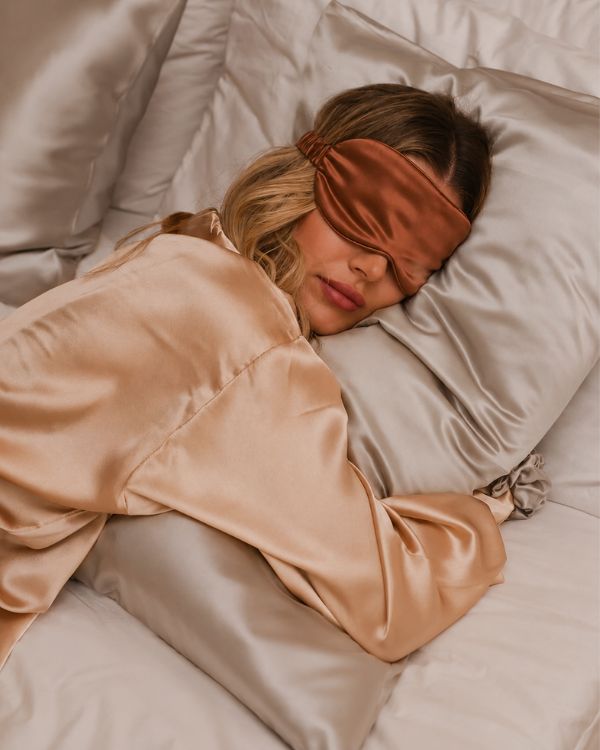 Women sleeping on Sillo ight champagne Sillo silk pillowcase 22 momme mulberry silk for acne prone skin and curly frizz prone hair 